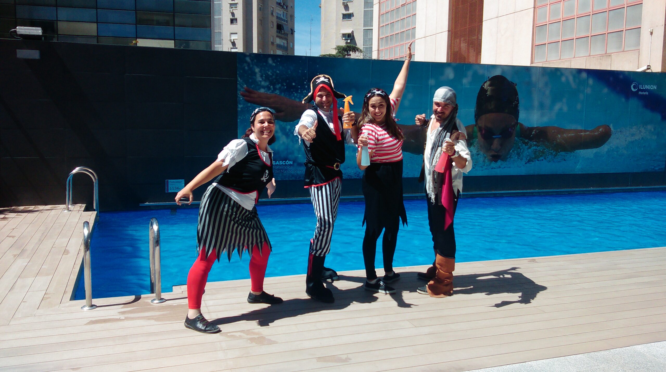 4 personas animando
